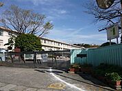 伊敷小学校【鹿児島市立伊敷小学校】は、伊敷5丁目に位置する1878年創立の小学校です。令和3年度の生徒数は413人で、17クラスあります。 1340m