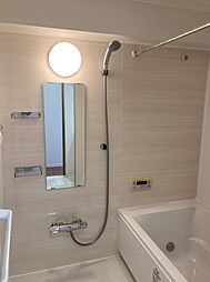 [風呂] 白を基調とした清潔感のある浴室