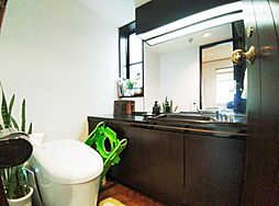 [トイレ] スタイリッシュなデザインのタンクレストイレ！大きな手洗いと鏡付きで高級ホテルのような空間です