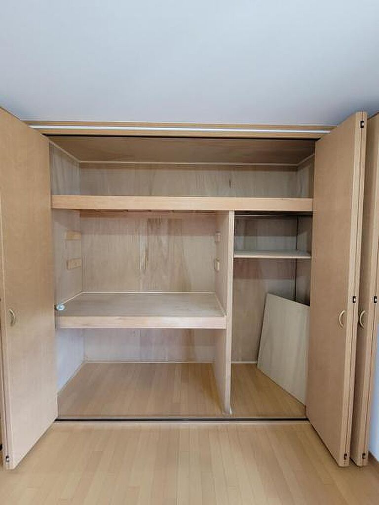 洋室6帖：収納スペースが豊富に設けられており、住空間をすっきりとご利用頂けますよ！