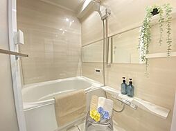 [風呂] ゆったりと足を伸ばして入れるお風呂が、1日の疲れた体を癒してくれます。快適なリラックスタイムを過ごせる、ゆとりのあるスペースです。　