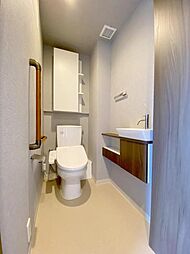 [トイレ] 車いすでの利用も想定された広いスペースとなっており、手洗いや手すりが備え付けられています。 