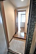 玄関から見たお部屋、ダウンライトで足元が明るくなっております。