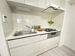 [キッチン] 白色を基調とした清潔感のあるキッチン。使い勝手の良い設備で効率よくお料理ができます。