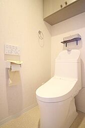 [トイレ] トイレも令和2年10月に新規交換済みです。　上部には収納棚もございますので、大変便利です。