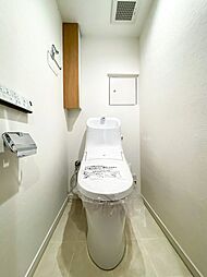 [トイレ] 洗浄便座一体型トイレ（LIXIL）。