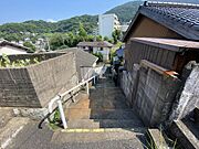 八幡駅まで徒歩16分、西鉄バス「帆柱登山口」まで徒歩2分です。