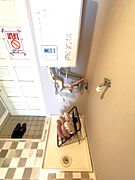 室内洗濯機置き場、防水パンは備え付けです。