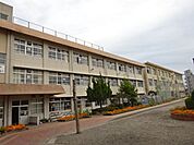 【八幡小学校】鹿児島市のほぼ中央に位置しています。下荒田一丁目・二丁目・三丁目・四丁目，天保山町と新しい街づくりが進んでいる与次郎一丁目・二丁目，高層住宅の鴨池二丁目からなっています。 1200m