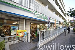 [周辺] ファミリーマート目黒三田通り店 徒歩3分。 210m