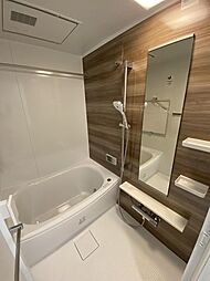 [風呂] 広々した浴室は嬉しい換気暖房乾燥機能付き。