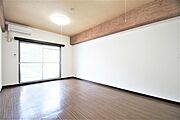 洋室１０帖、照明器具は備え付けです