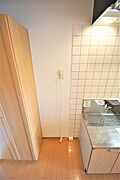 キッチン横の冷蔵庫スペース