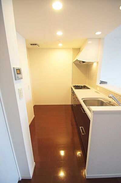 画像12:キッチン周りは広く快適にご利用いただけます。冷蔵庫スペースがあります。