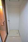 お風呂横に洗濯機置き場があります。防水パンは備え付けです。