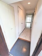 玄関から見たお部屋、ダウンライトで足元が明るくなっております。