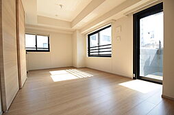 [内装] 南西向きの明るい住空間は日当たりも良好です。間口約5.3ｍのワイドな室内は家具配置にもゆとりが生まれます。
