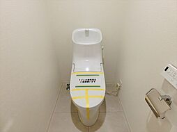 [トイレ] いつも快適に利用できるシャワートイレを新規設置。節水型のエコトイレです。