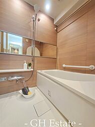 [風呂] 冬でもヒヤッとしないお手入れ簡単なカラッと床を採用。