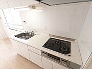 キッチン全体図です。上下収納・調理スペース・換気扇など、欠かせない要素が一通りそろってますね^^