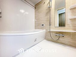 [風呂] 「一日の疲れを癒す」癒しの空間バスルームです。天気に左右されずに洗濯物を乾かせる、浴室乾燥機・オートバス機能付きです。