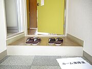 明るい雰囲気の玄関スペースです。
