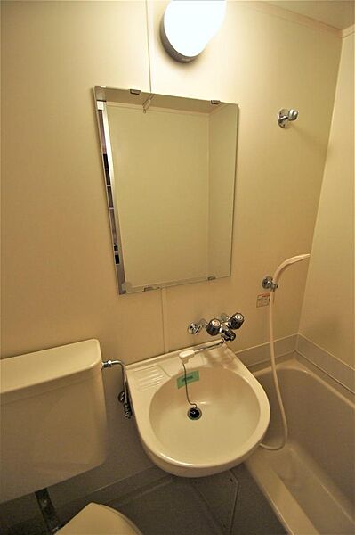 画像17:洗面台はうれしい鏡付き。