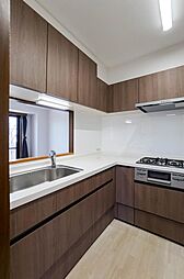 [キッチン] L字型のカウンターキッチン。吊り戸棚も充実していて、使い勝手が良さそうです。（2022年4月撮影）