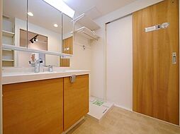 [洗面] ハンドシャワー付き機能的な三面鏡洗面化粧台。ストレスフリーの広さの洗面所。