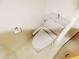 [トイレ] トイレは温水洗浄便座付で快適にお使いいただけます。
