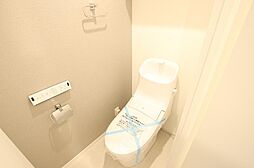 [トイレ] お手洗いは温水洗浄便座タイプで、お住まいになる方にとって落ち着ける内装となっております。