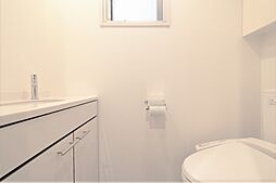 [トイレ] 窓、手洗いカウンター付き