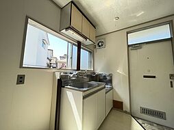 [キッチン] 収納豊富なキッチンで小窓がついています。