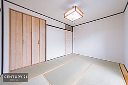 [内装] 広々した和室です！畳の香りはリラックス効果があるので、ぐっすりと眠れる気持ちの良い居室になっています！寝室として快適に利用できます！