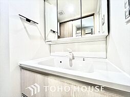 [洗面] 【Wash basin】十分な大きさの洗面台は収納もさる事ながら、身だしなみチェックや歯磨きなど、朝の慌ただしい時間でもホテルライクなスペースで余裕とゆとりを感じて頂けます。