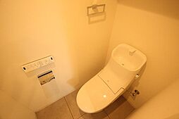 [トイレ] 白を基調とした清潔感の高いお手洗い。