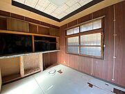 1F洋室。造作の棚があるお部屋です