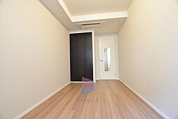 [寝室] 清潔感あるホワイトの壁紙と温もり溢れるカラーの床材が見事に調和した本邸宅。毎日の生活を少しでも快適に過ごして頂ける様、飽きの来ない雰囲気が大切です。