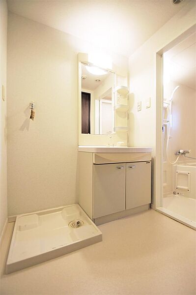 画像18:独立洗面所には洗面化粧台・洗濯機置き場があります。