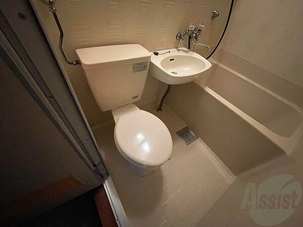 画像11:ユニットバス内のトイレです。一人暮らしなら十分ですね。