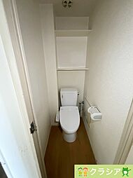 [トイレ] 収納スペースがあり、トイレットペーパーや芳香剤などを置くのに便利ですね（2022年11月撮影）
