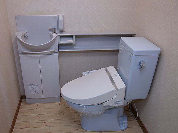 画像7:トイレはウォシュレットタイプ　パウダールーム形式です