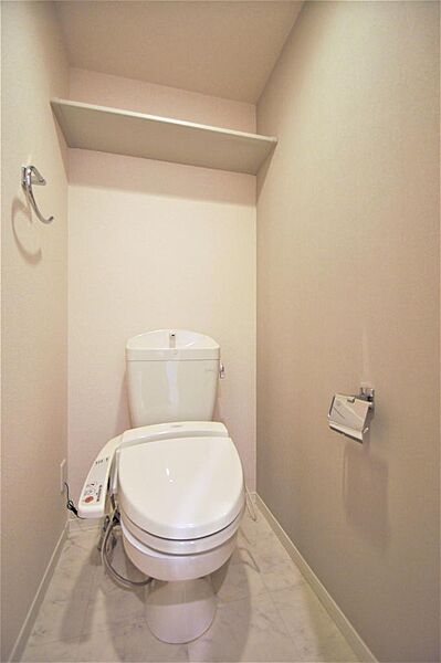 画像15:トイレは温水洗浄機能付きです。小棚もあります。