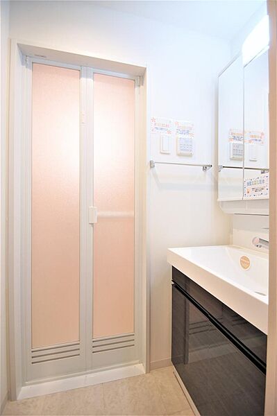 画像18:洗面所には洗面化粧台、洗濯機置き場があります。身だしなみを整える際に便利です。