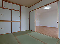 [内装] 約6帖の和室です。畳のお部屋は寛げる空間ですね。