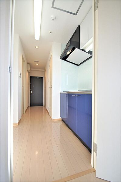 画像10:お部屋から見たキッチン周り。キッチン後ろには冷蔵庫を設置するスペースがあります。