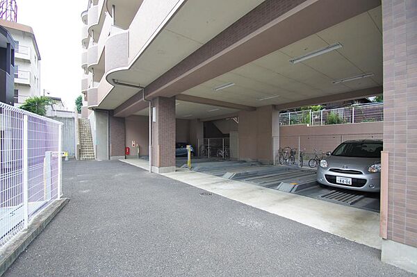 画像29:敷地内駐車場。屋根付きのスペースもあります。