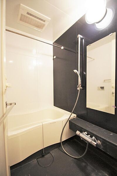 画像14:大きな鏡付の浴室。キレイに清掃されています。追焚機能も付いております。