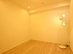 [内装] シンプルな色調の居室は清潔感があり落ち着いた空間です。家具のコーディネイトも楽しめそうですね♪