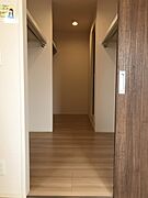 ウォークスルークローゼット　洋室6.1帖と洗面室を行き来できます